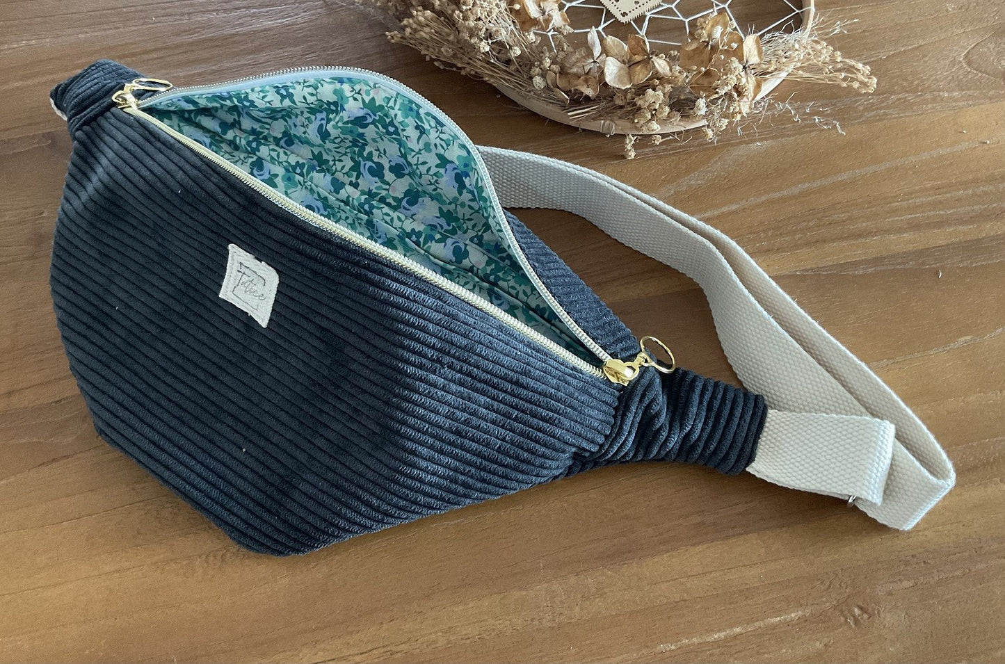 Sac banane en velours côtelé noir