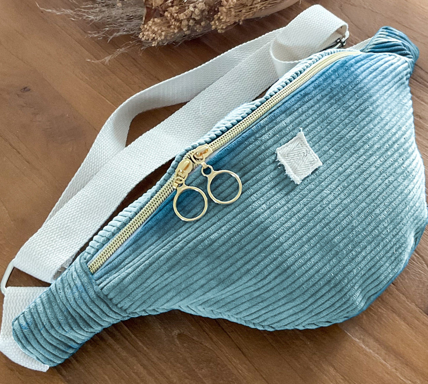 Sac banane en velours côtelé bleu ciel