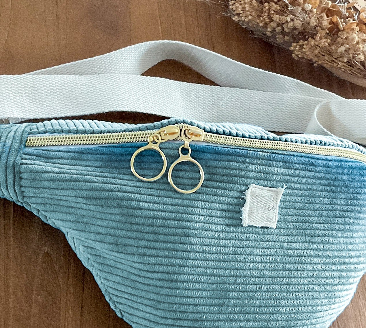 Sac banane en velours côtelé bleu ciel