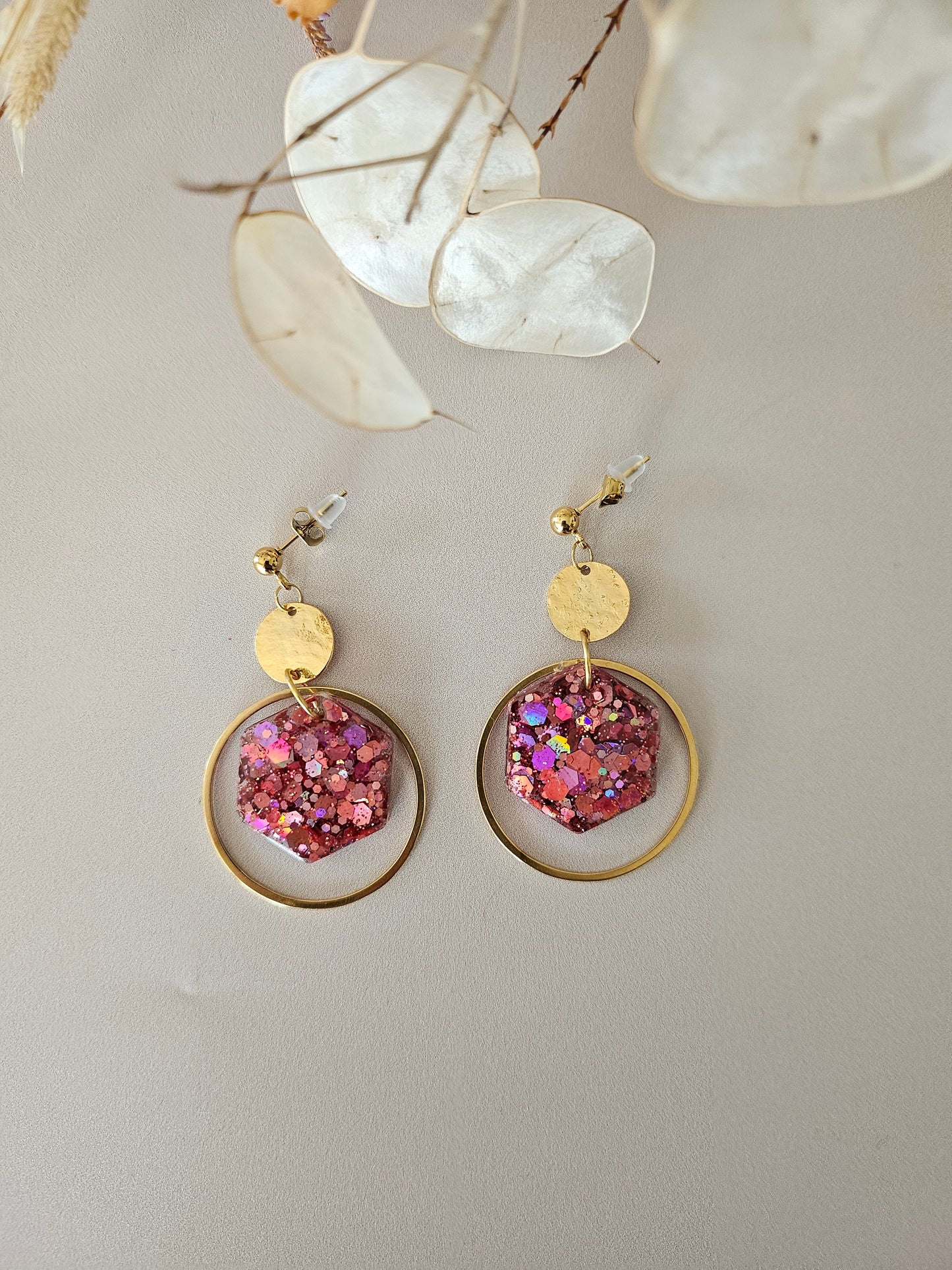 Boucles oreilles créoles hexagone résine rose et doré