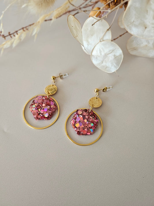 Boucles oreilles créoles hexagone résine rose et doré