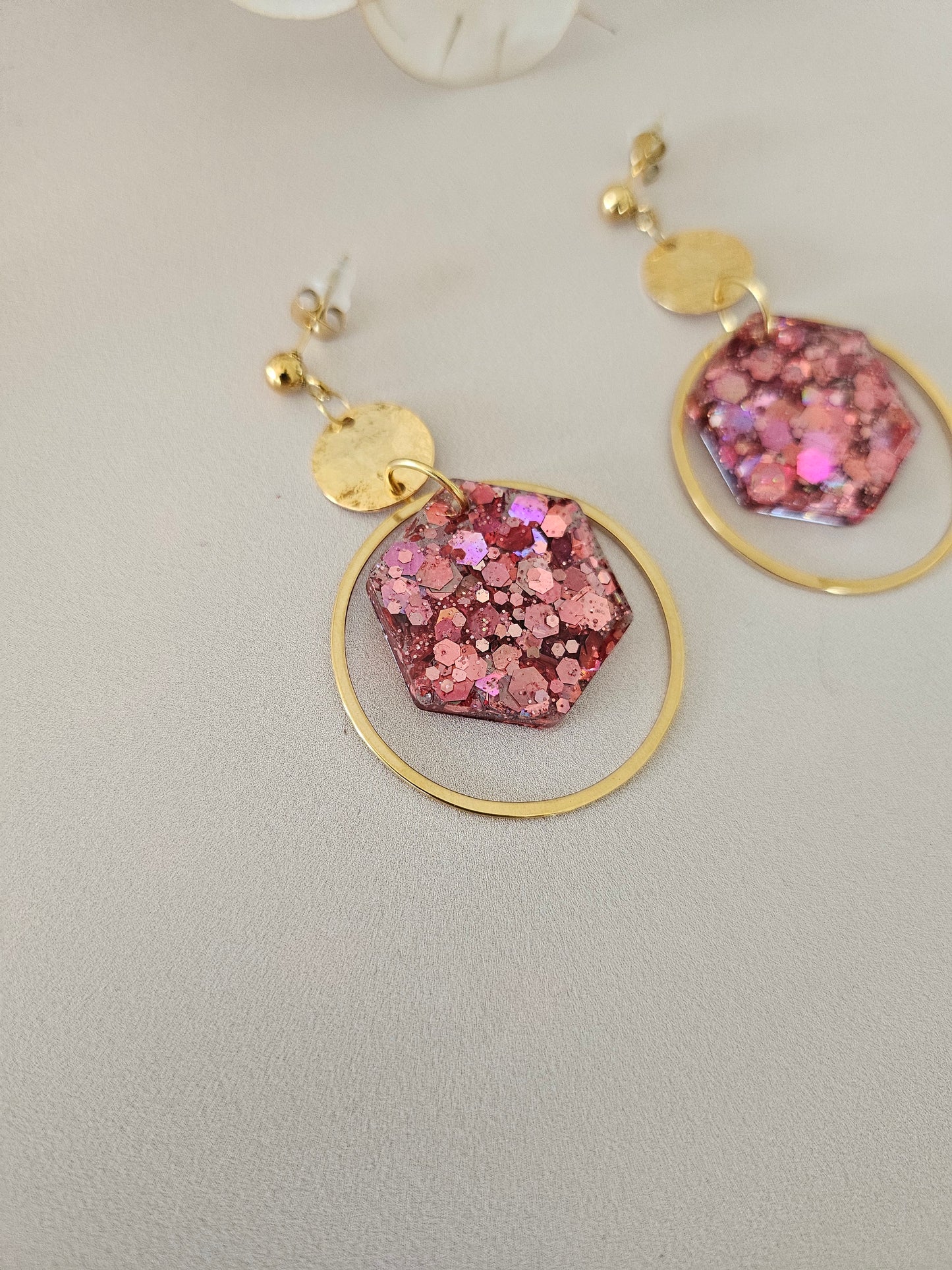 Boucles oreilles créoles hexagone résine rose et doré