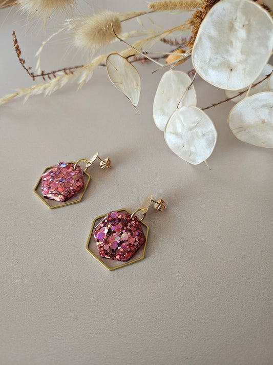 Boucles oreilles hexagone résine roses et laiton doré