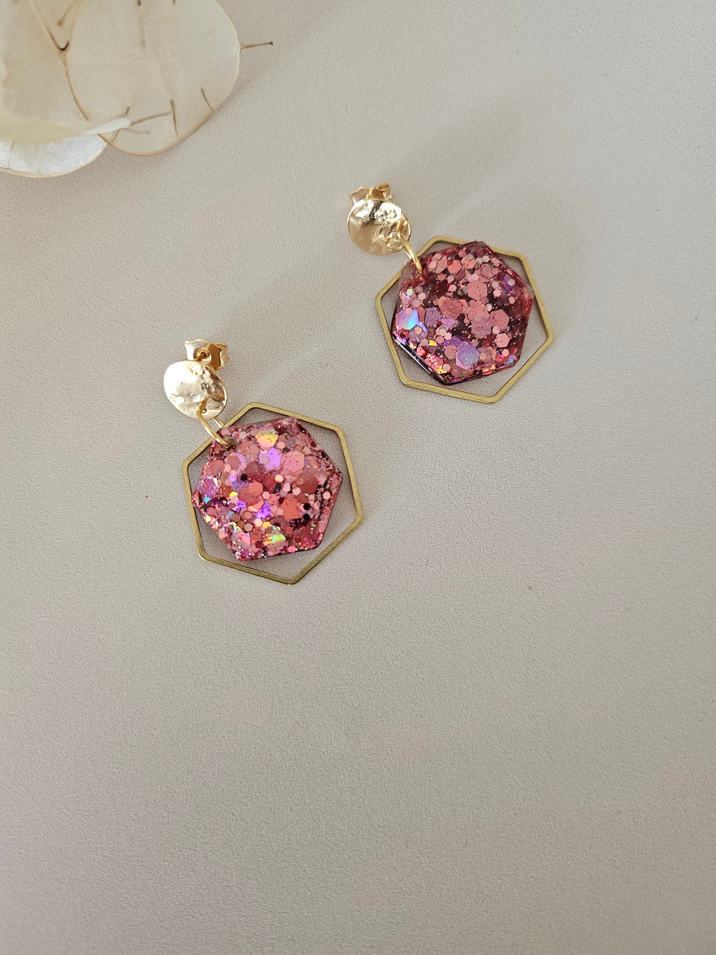 Boucles oreilles hexagone résine roses et laiton doré
