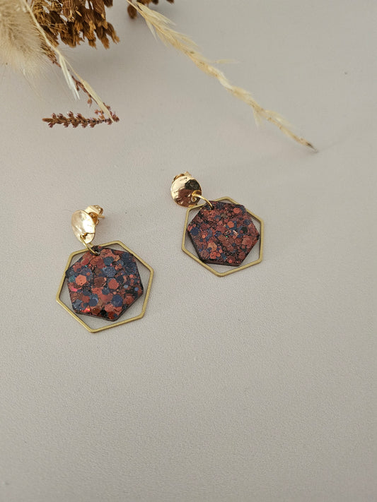 Boucles oreilles hexagone résine noire/café et laiton doré