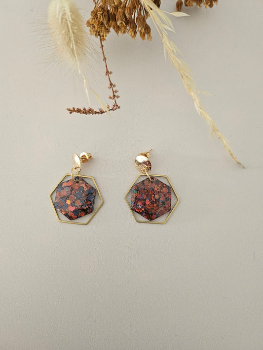 Boucles oreilles hexagone résine noire/café et laiton doré