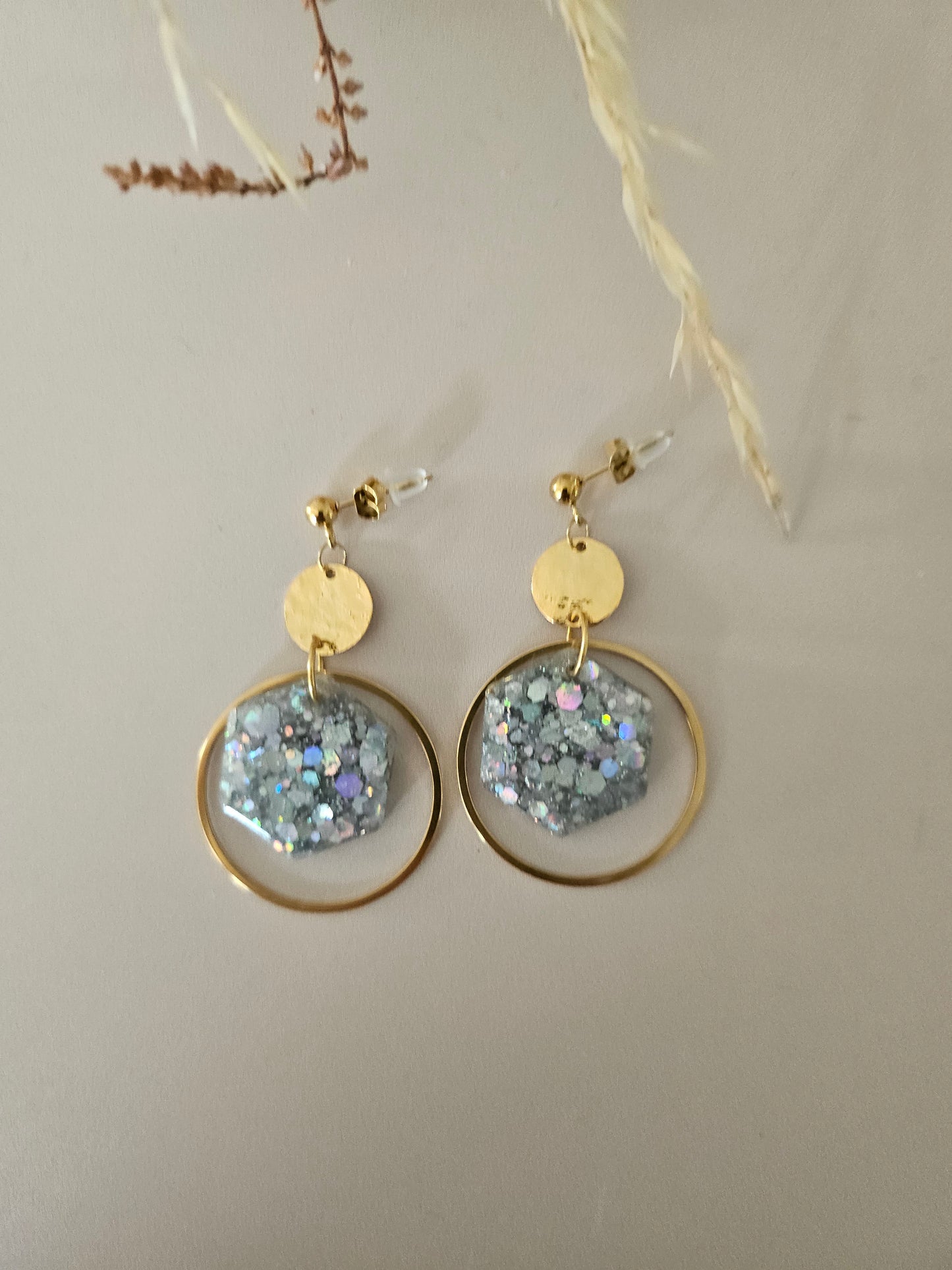 Boucles oreilles créoles hexagone résine argentée et dorée