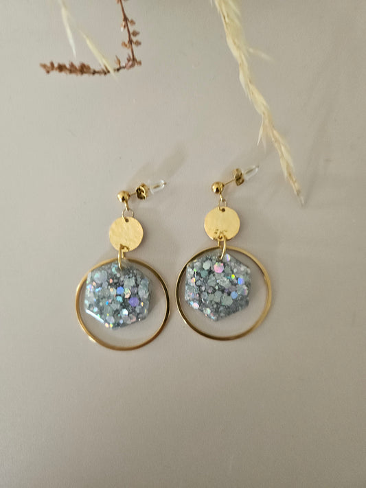 Boucles oreilles créoles hexagone résine argentée et dorée