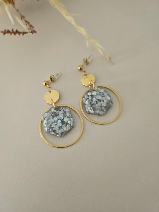 Boucles oreilles créoles hexagone résine argentée et dorée