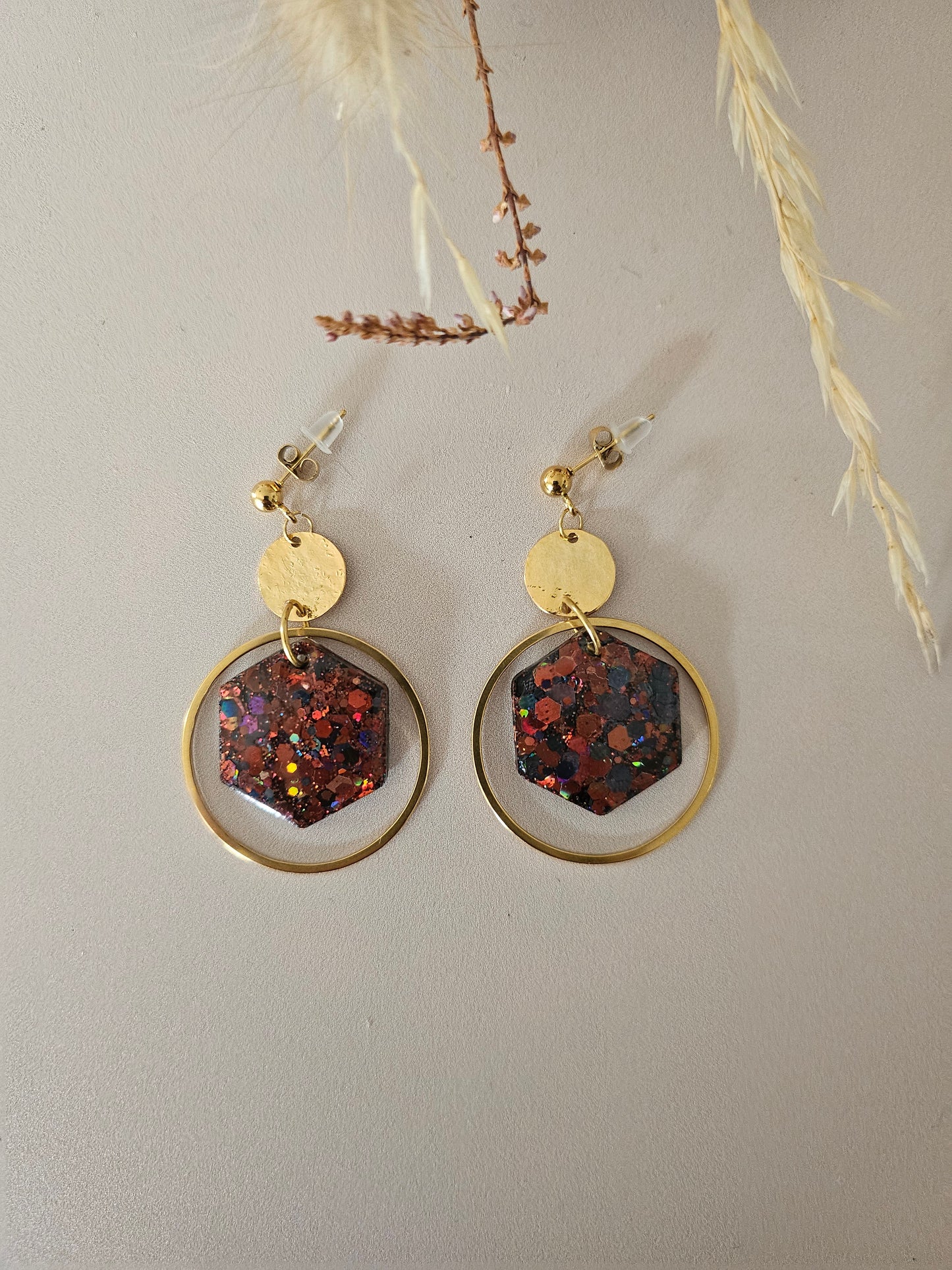 Boucles oreilles créoles hexagone résine noire/café et dorée