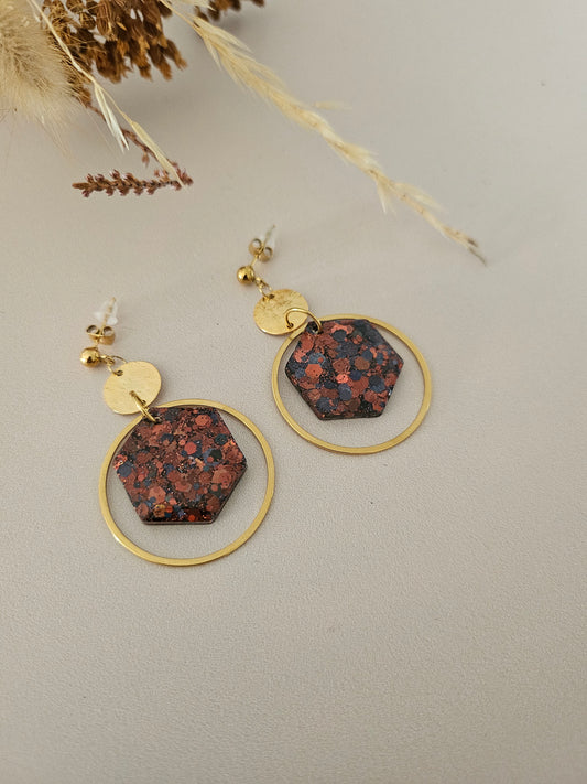 Boucles oreilles créoles hexagone résine noire/café et dorée