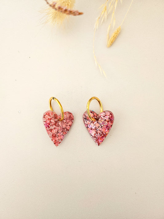 Boucles d’oreilles cœur en résine pailletée – Fait main – Création artisanale