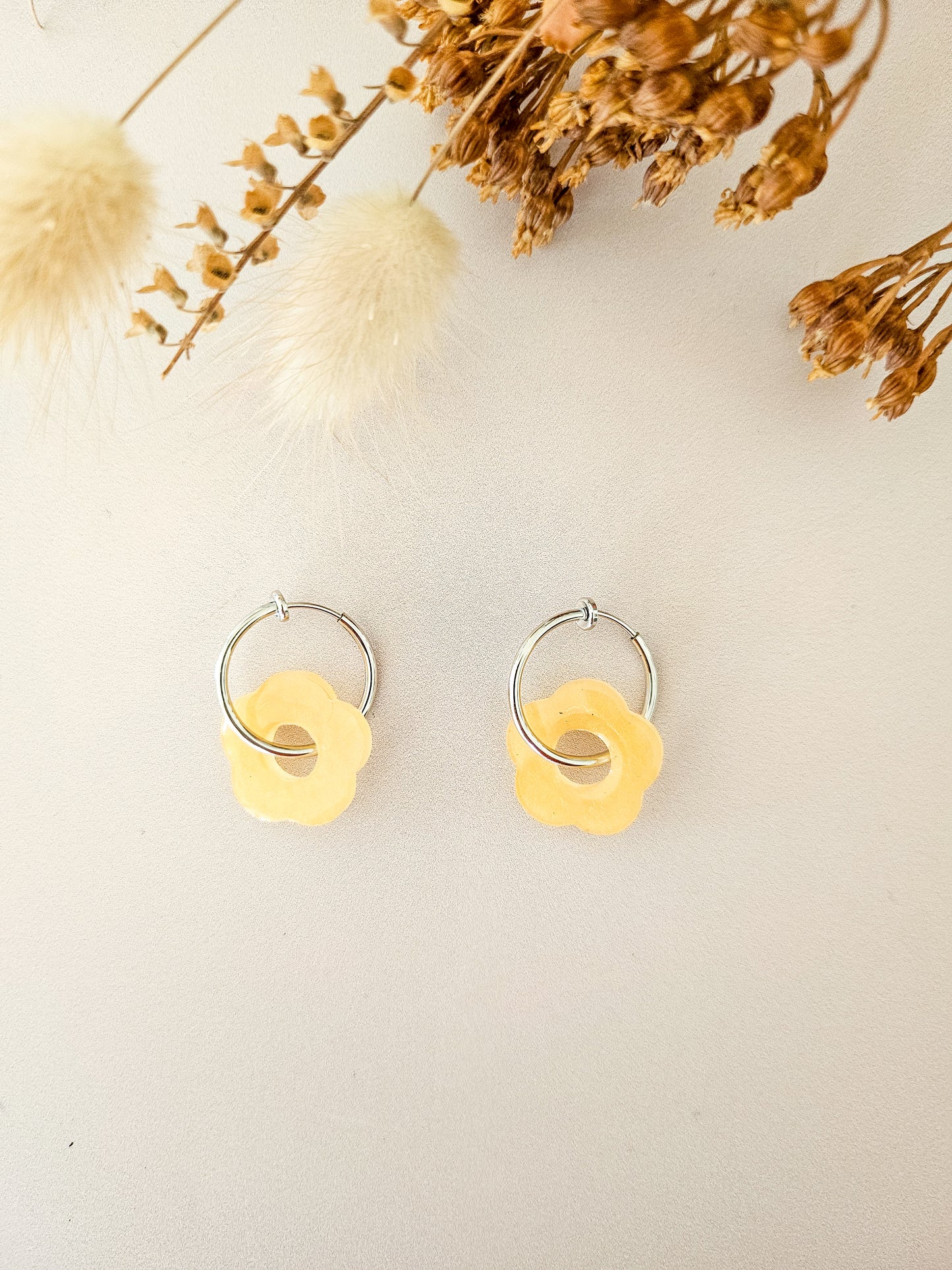 Boucles d’oreilles fleurs translucides – Légères & faites main