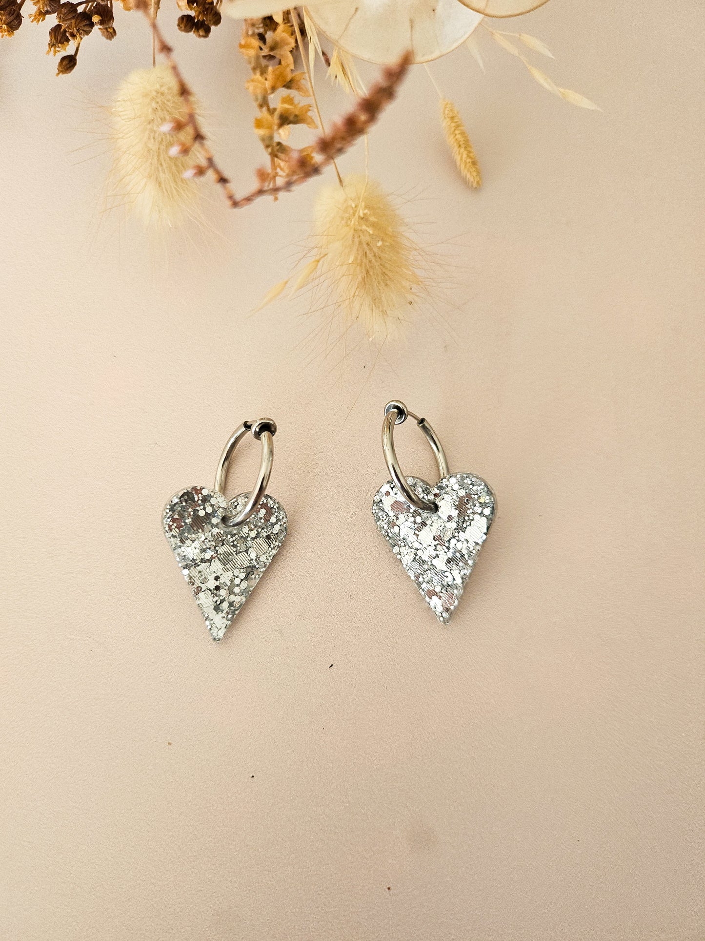 Boucles d’oreilles cœur en résine pailletée – Fait main – Création artisanale