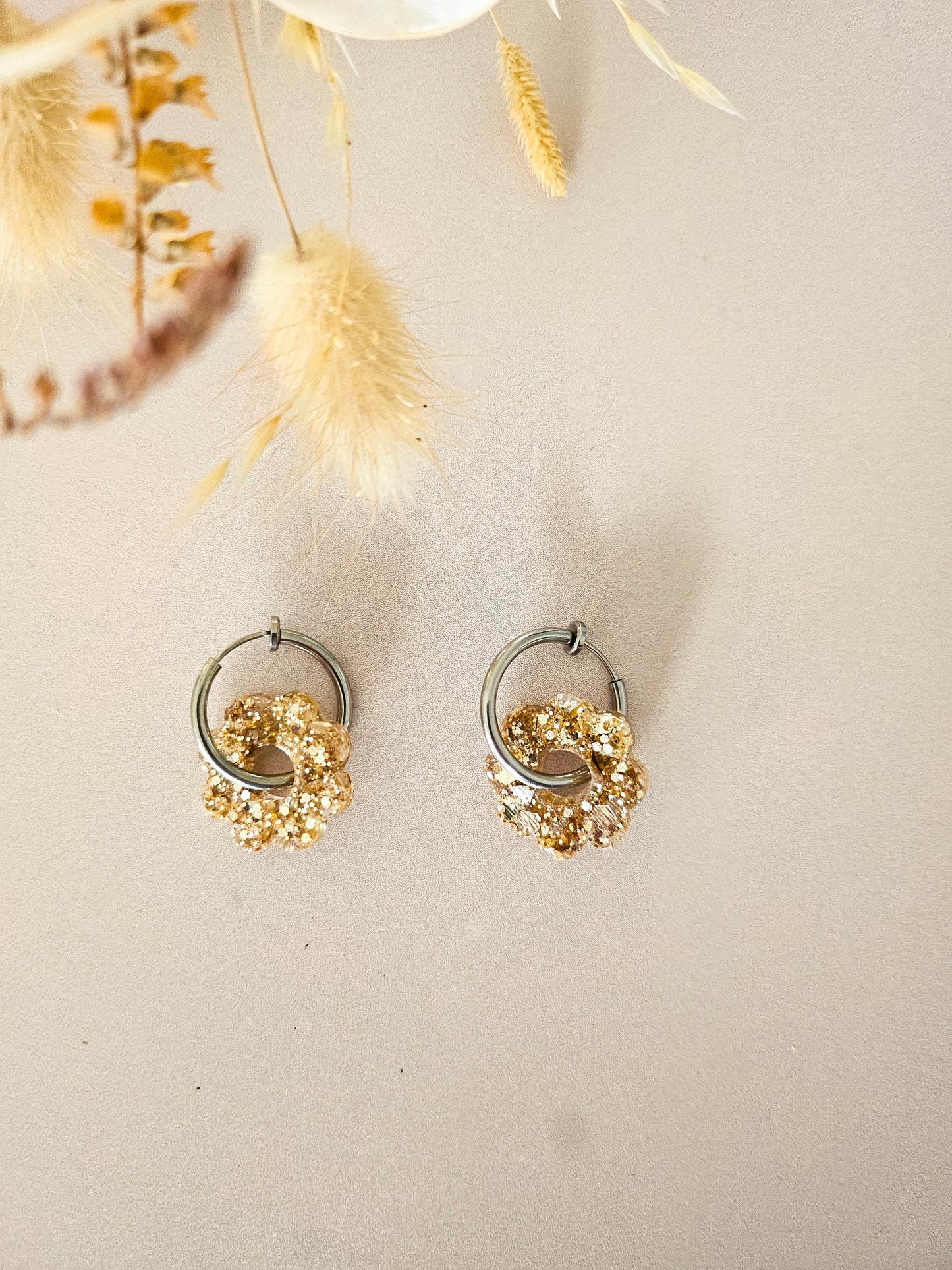 Boucles d’oreilles fleurs tournesol pailletées en résine – Créoles artisanales & pampilles interchangeables