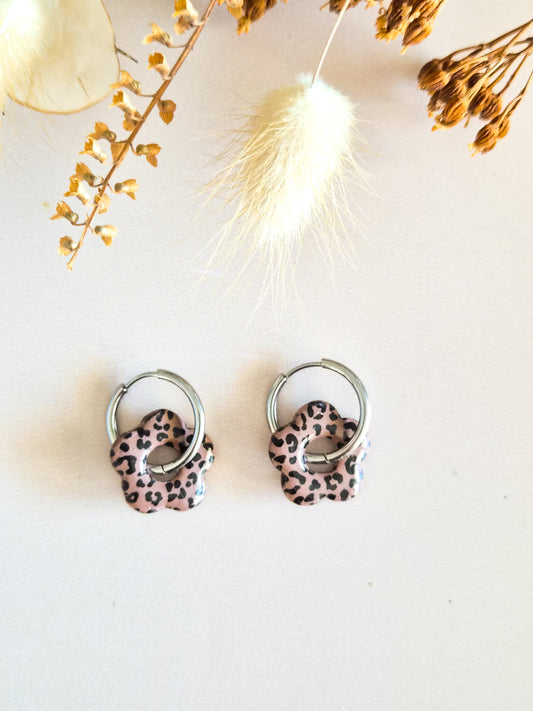 Boucles d’oreilles fleurs léopard – Créoles artisanales & pampilles interchangeables