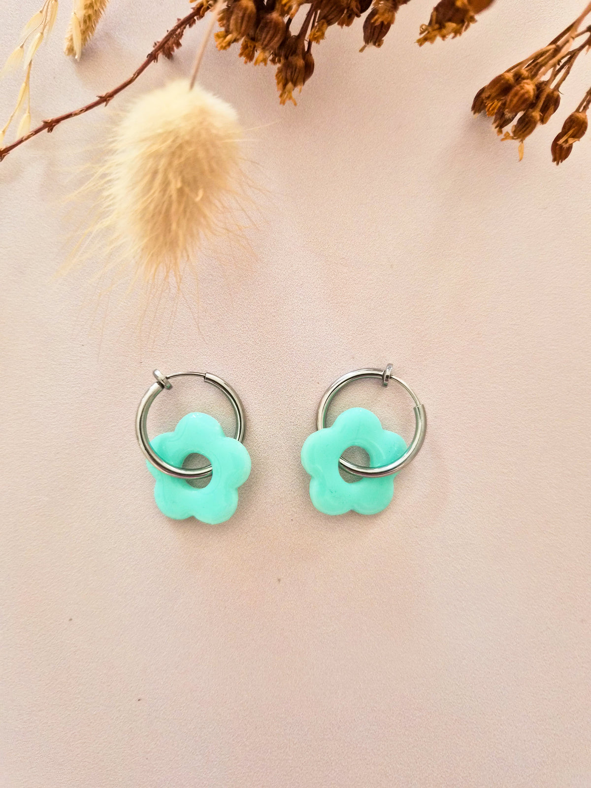 Boucles d’oreilles fleurs colorées en argile polymère