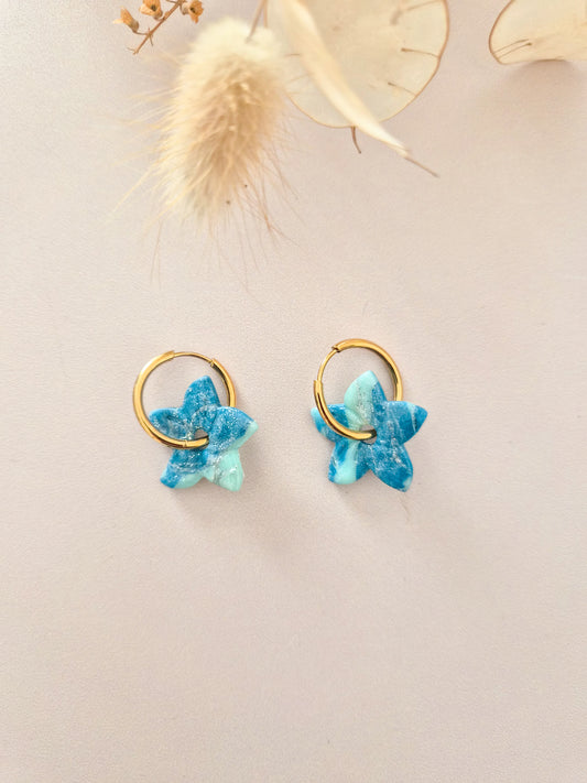 Boucles d’oreilles Fleur de Tiaré marbrées en argile polymère