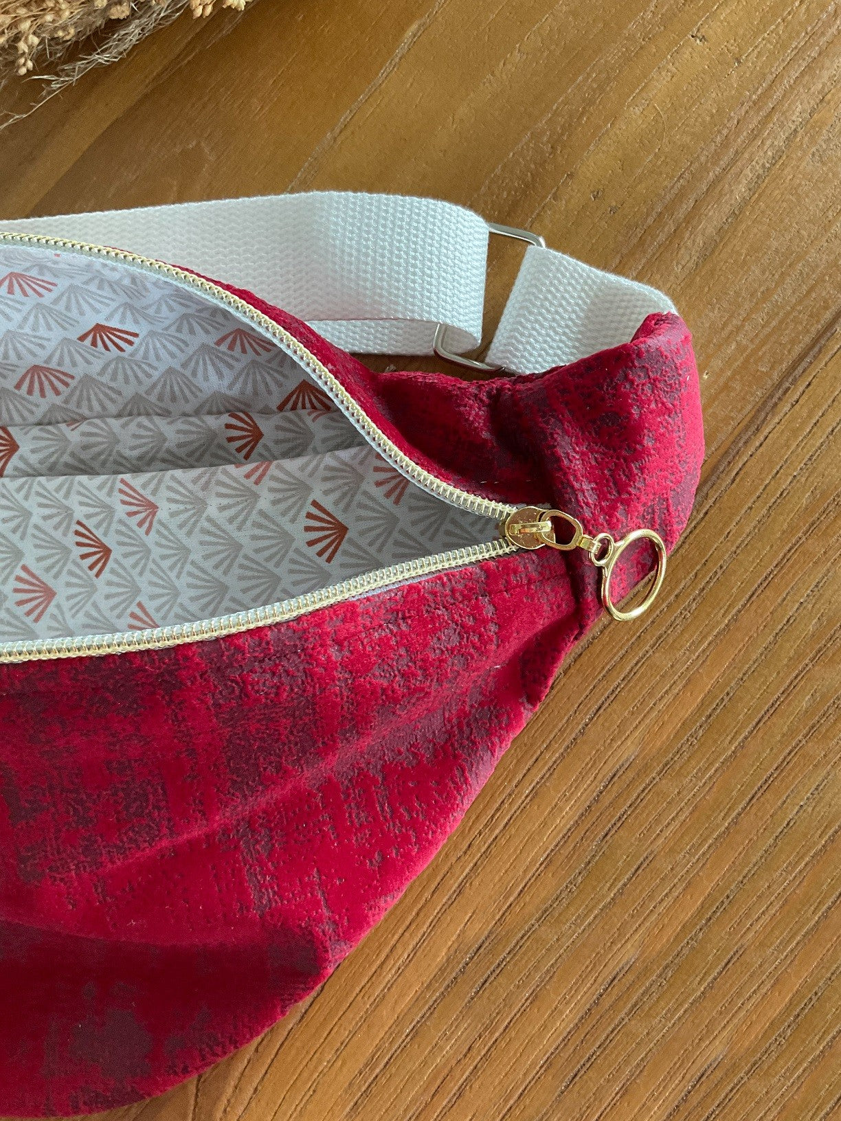 Sac banane en velours rouge bordeaux