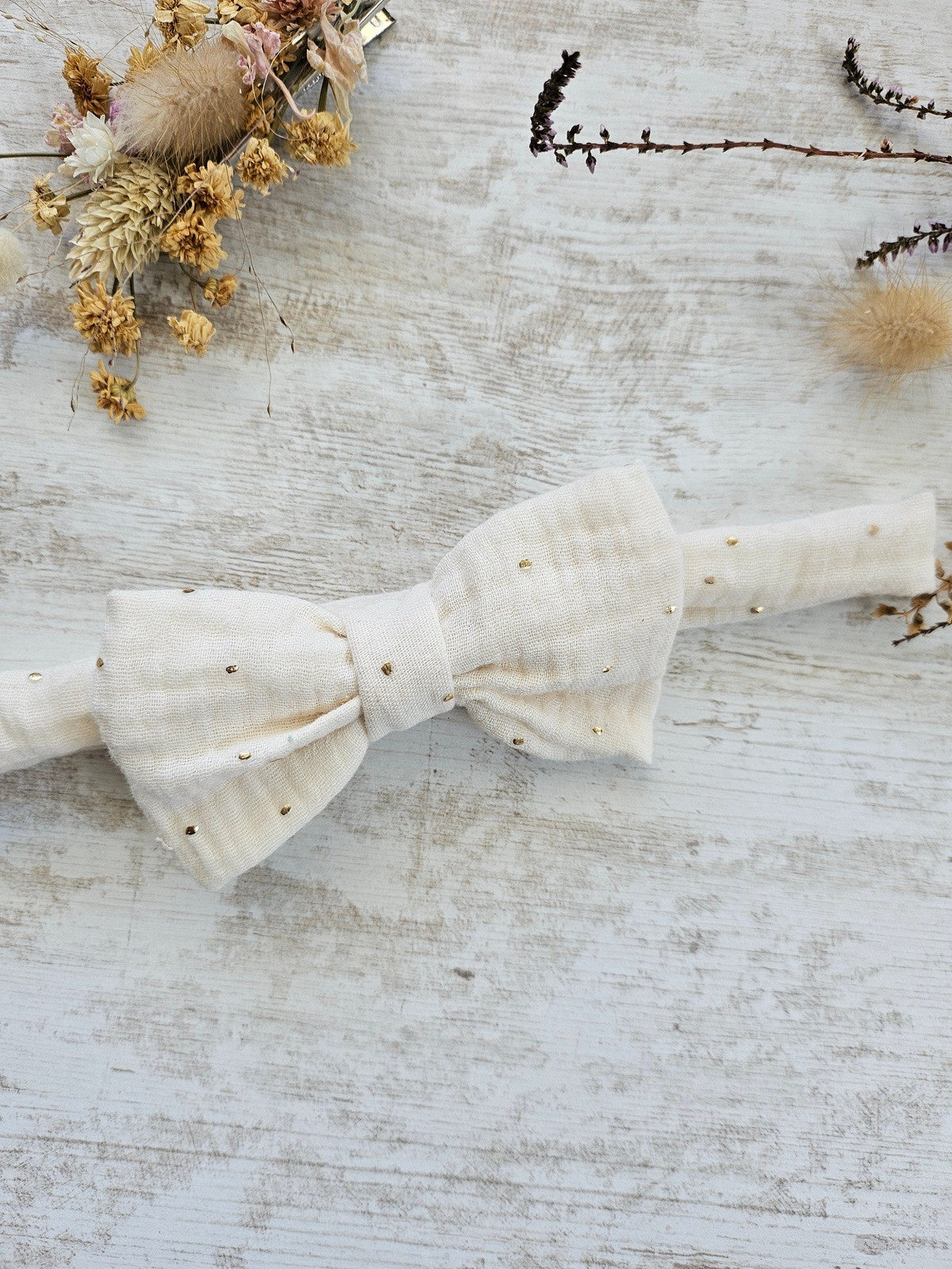 Noeud papillon blanc et pois dorés