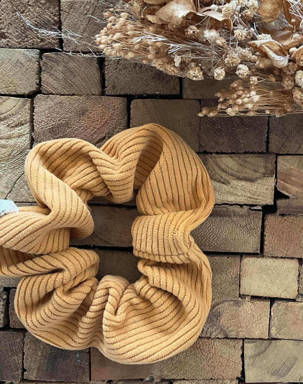 Chouchou scrunchie velours côtéle jaune moutarde