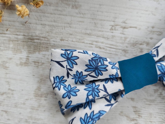 Noeud papillon bicolore liberty blanc fleurs bleues