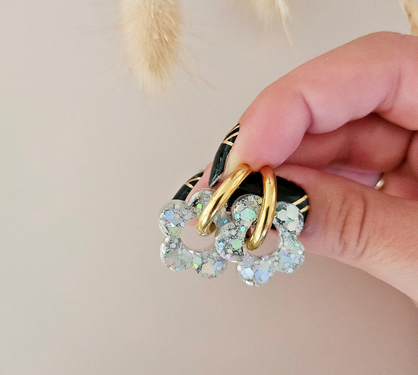Boucles oreilles créoles fleurs résines argent