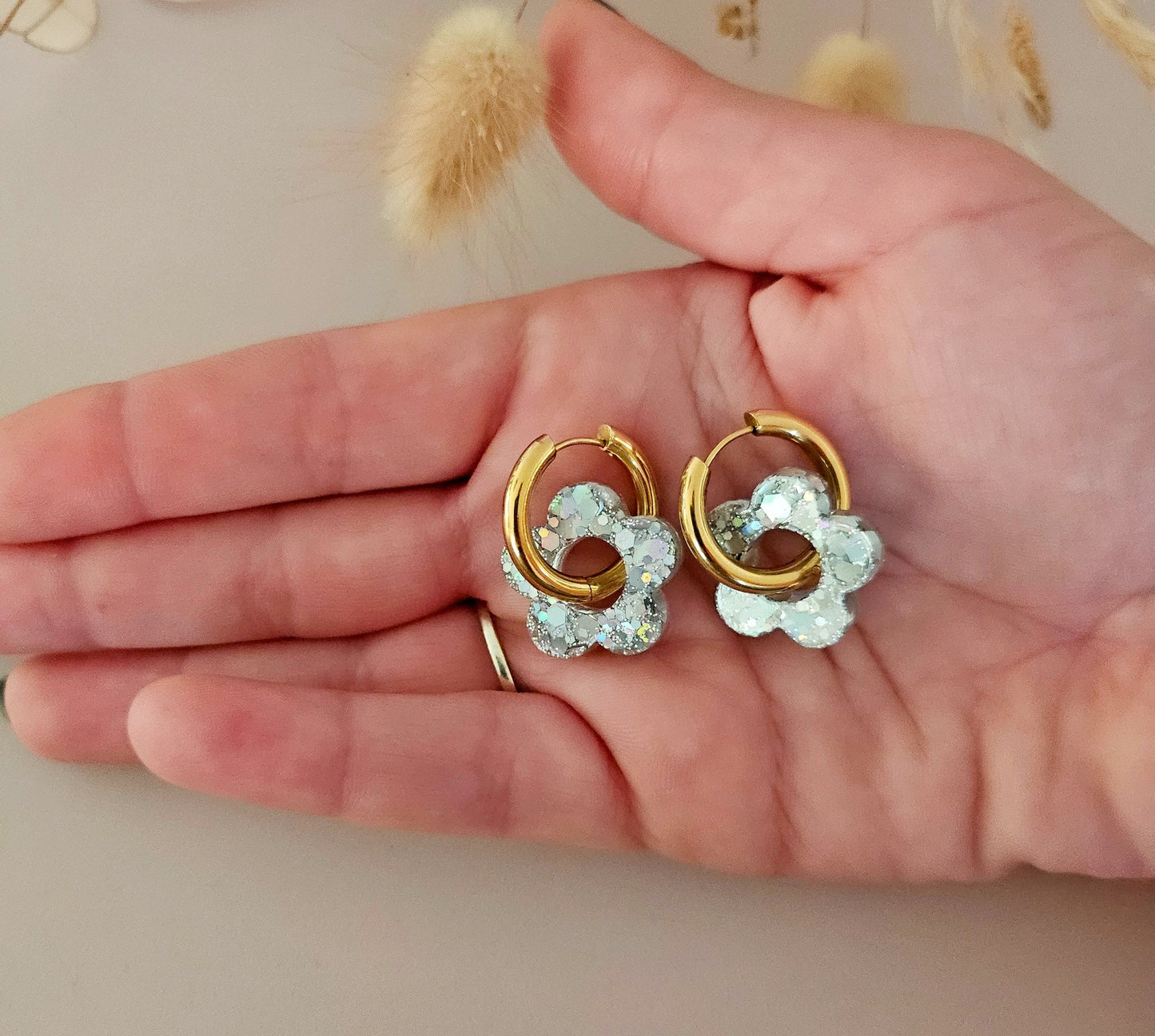 Boucles oreilles créoles fleurs résines argent
