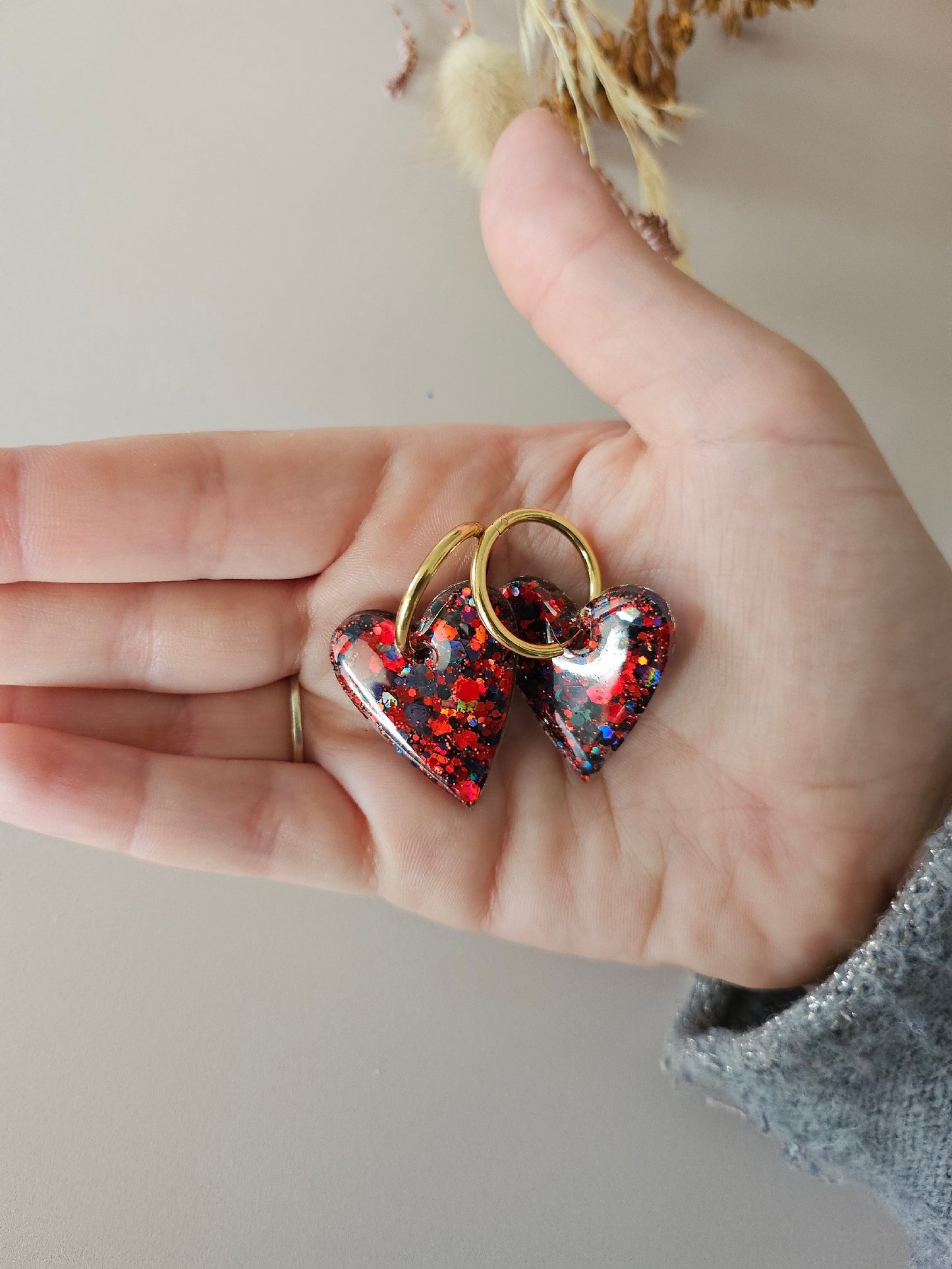 boucles créoles résine coeurs rouges et noires