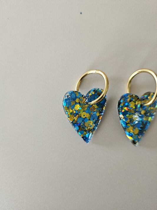 boucles créoles résine coeurs bleues et dorées