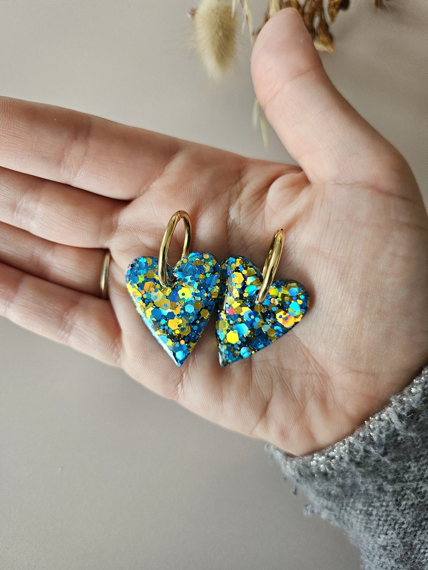 boucles créoles résine coeurs bleues et dorées