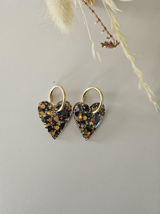 boucles créoles résine coeurs noires et dorées