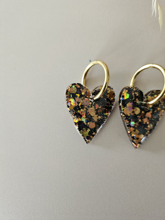 boucles créoles résine coeurs noires et dorées