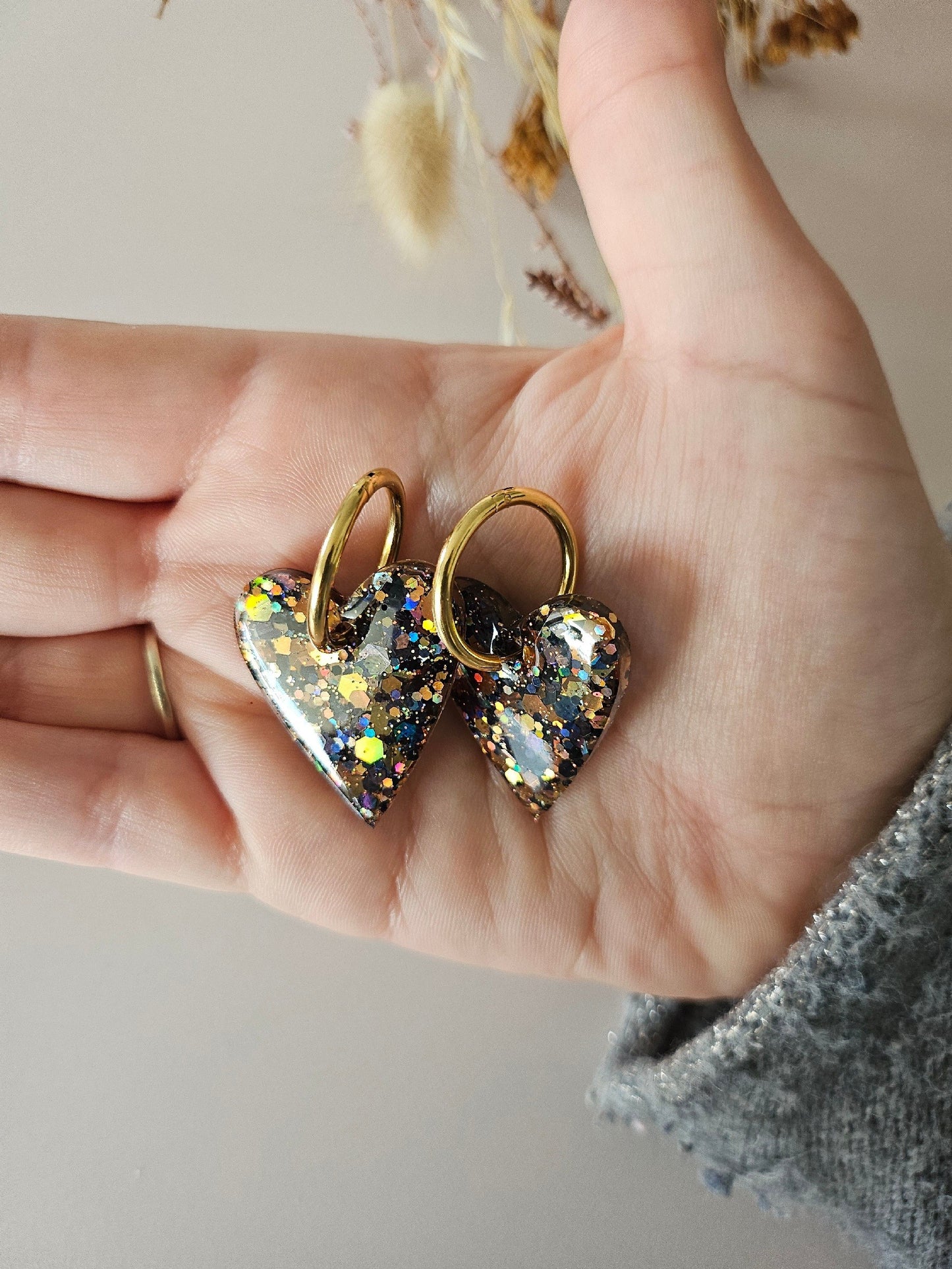 boucles créoles résine coeurs noires et dorées