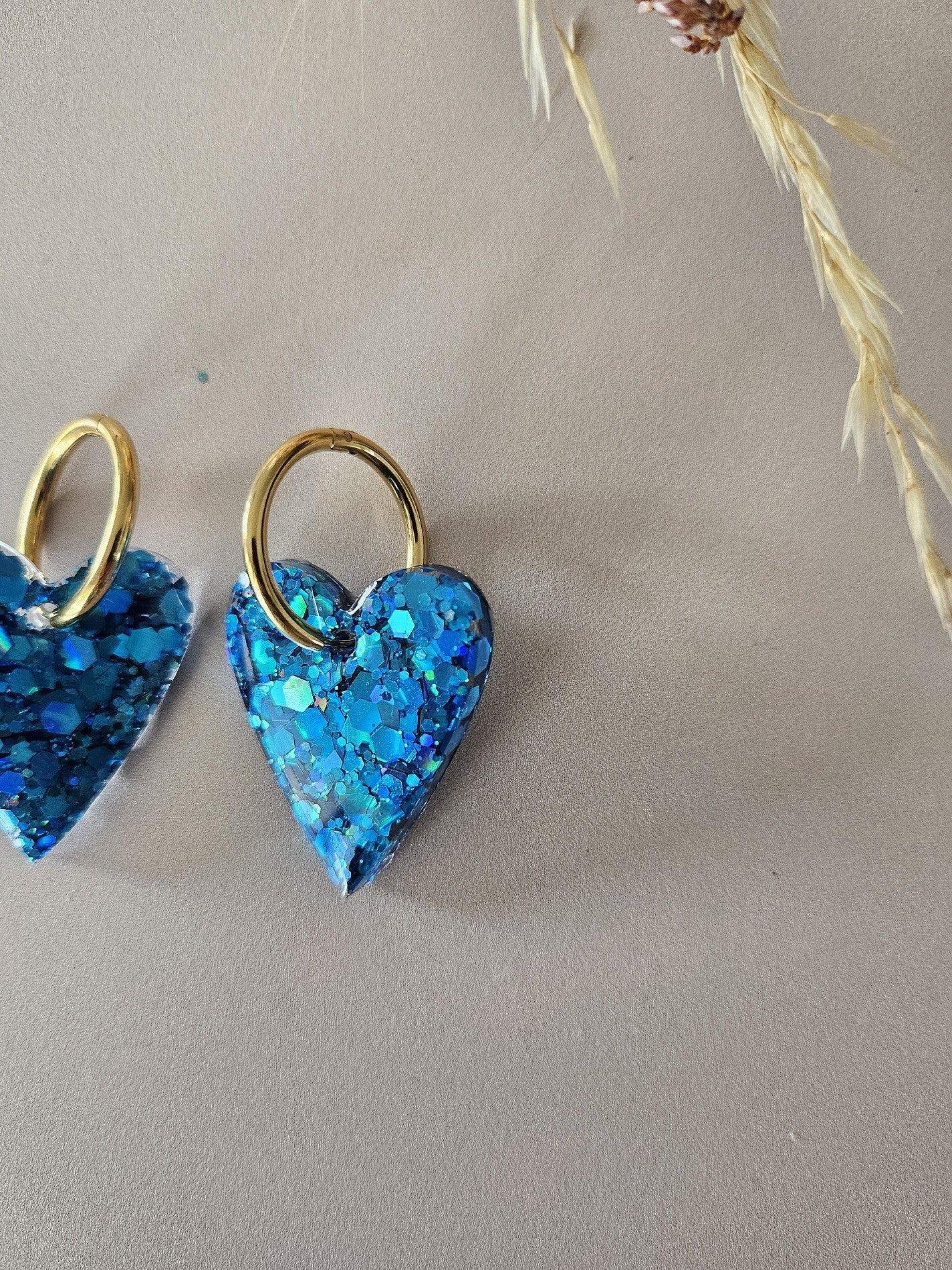 boucles créoles résine coeurs bleues