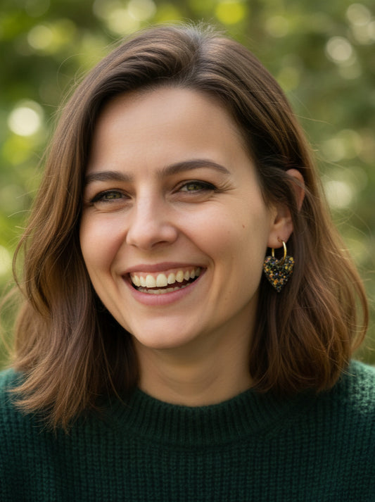 Boucles d’oreilles cœur en résine pailletée – Fait main – Création artisanale