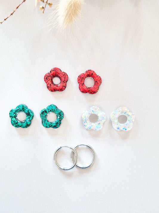 Coffret Trio des Fêtes : fleurs pailletées rouge, vert sapin et blanc nacré avec créoles argentées