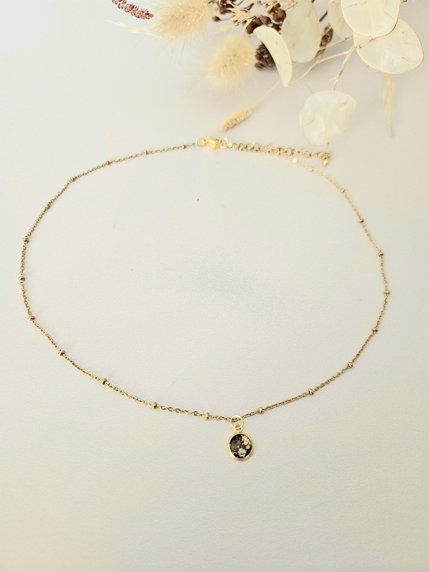 Collier en résine holographique – Élégance artisanale au quotidien