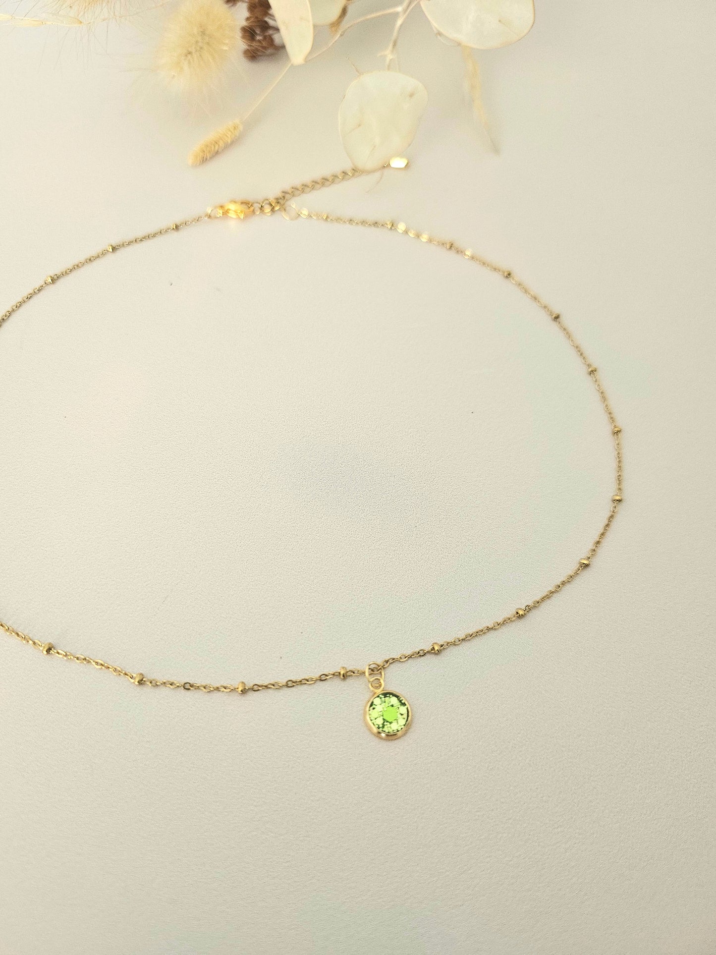 Collier en résine holographique – Élégance artisanale au quotidien