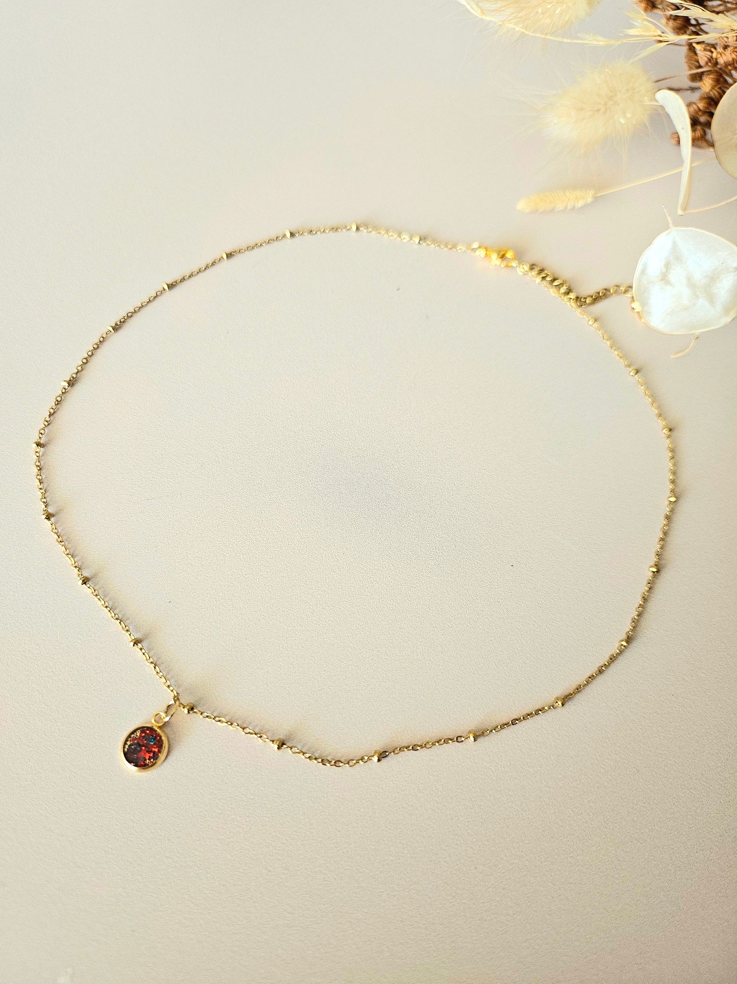 Collier en résine holographique – Élégance artisanale au quotidien