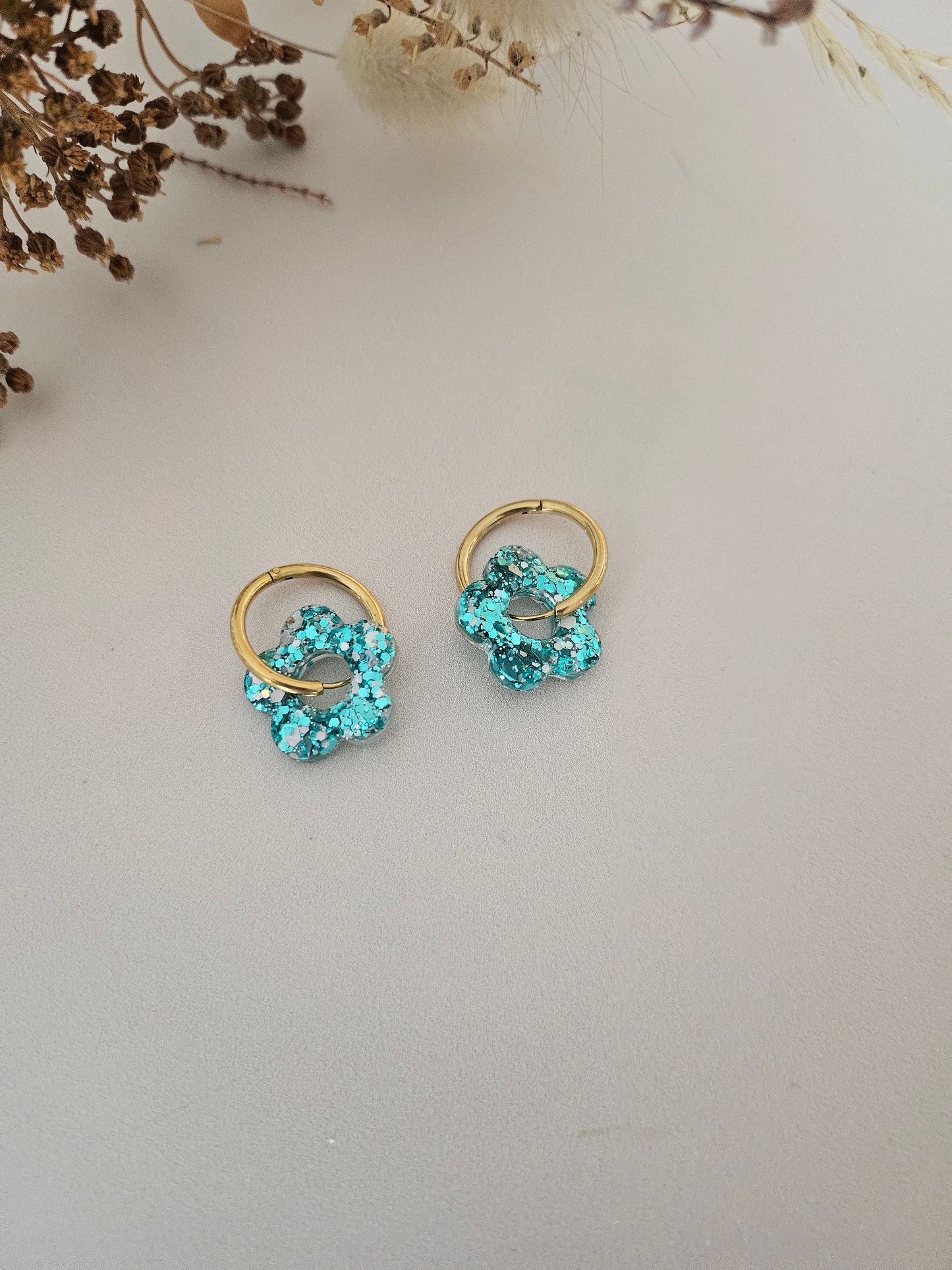 Boucles oreilles créoles fleurs résine bleue lagon et argent