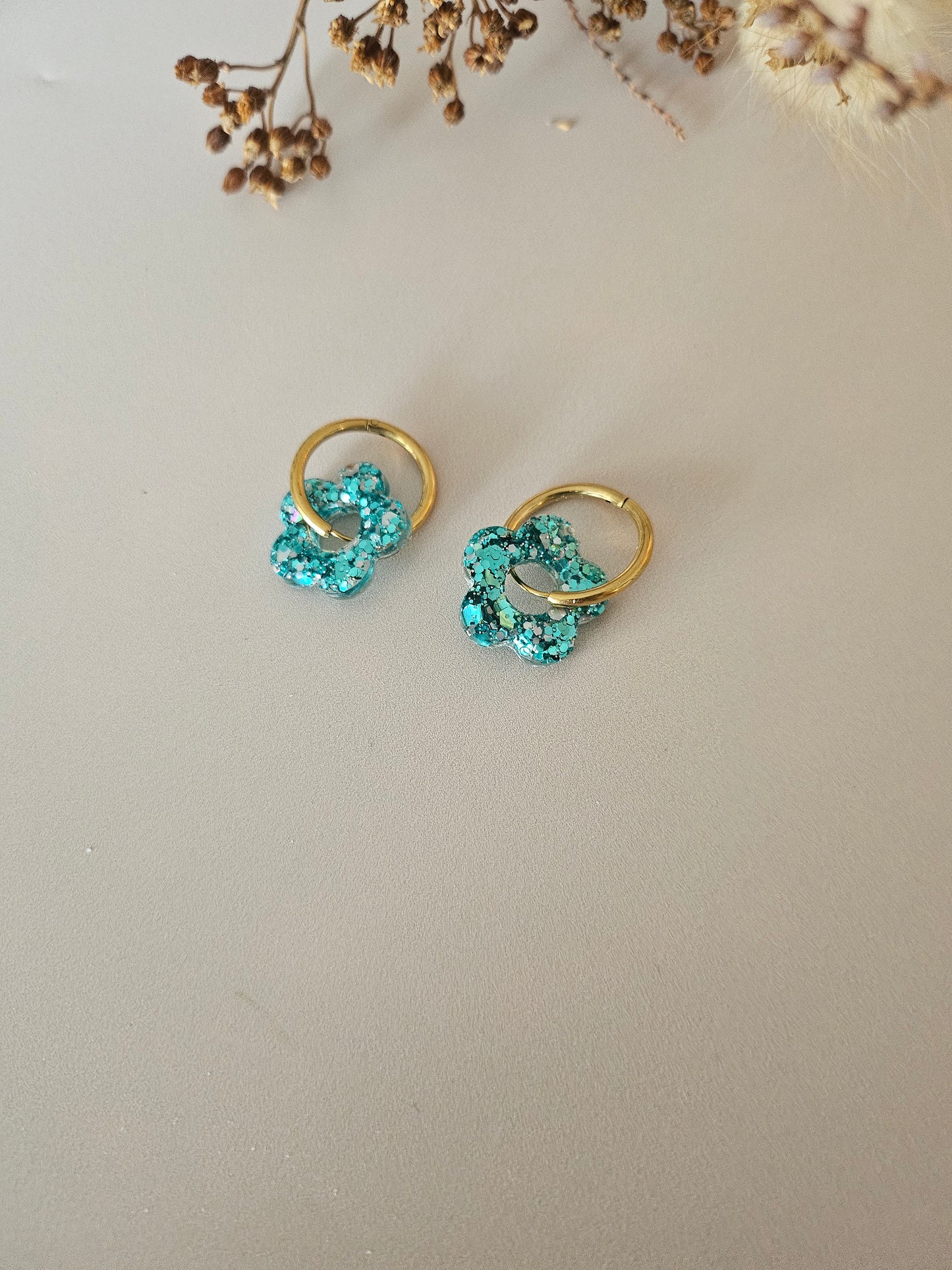 Boucles oreilles créoles fleurs résine bleue lagon et argent