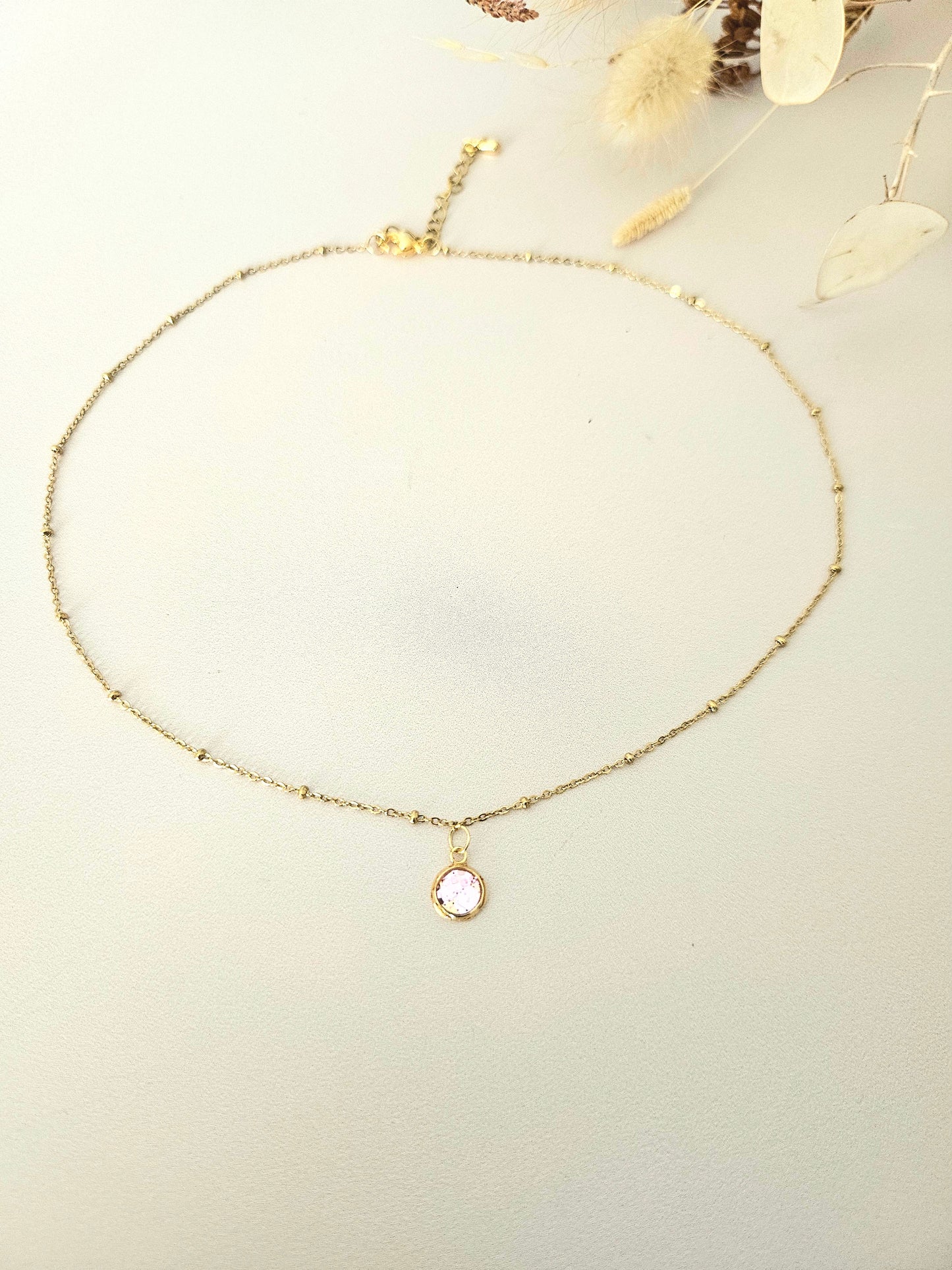 Collier en résine holographique – Élégance artisanale au quotidien