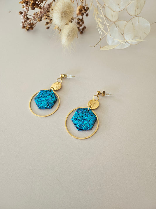 Boucles oreilles créoles hexagone résine bleue et dorée
