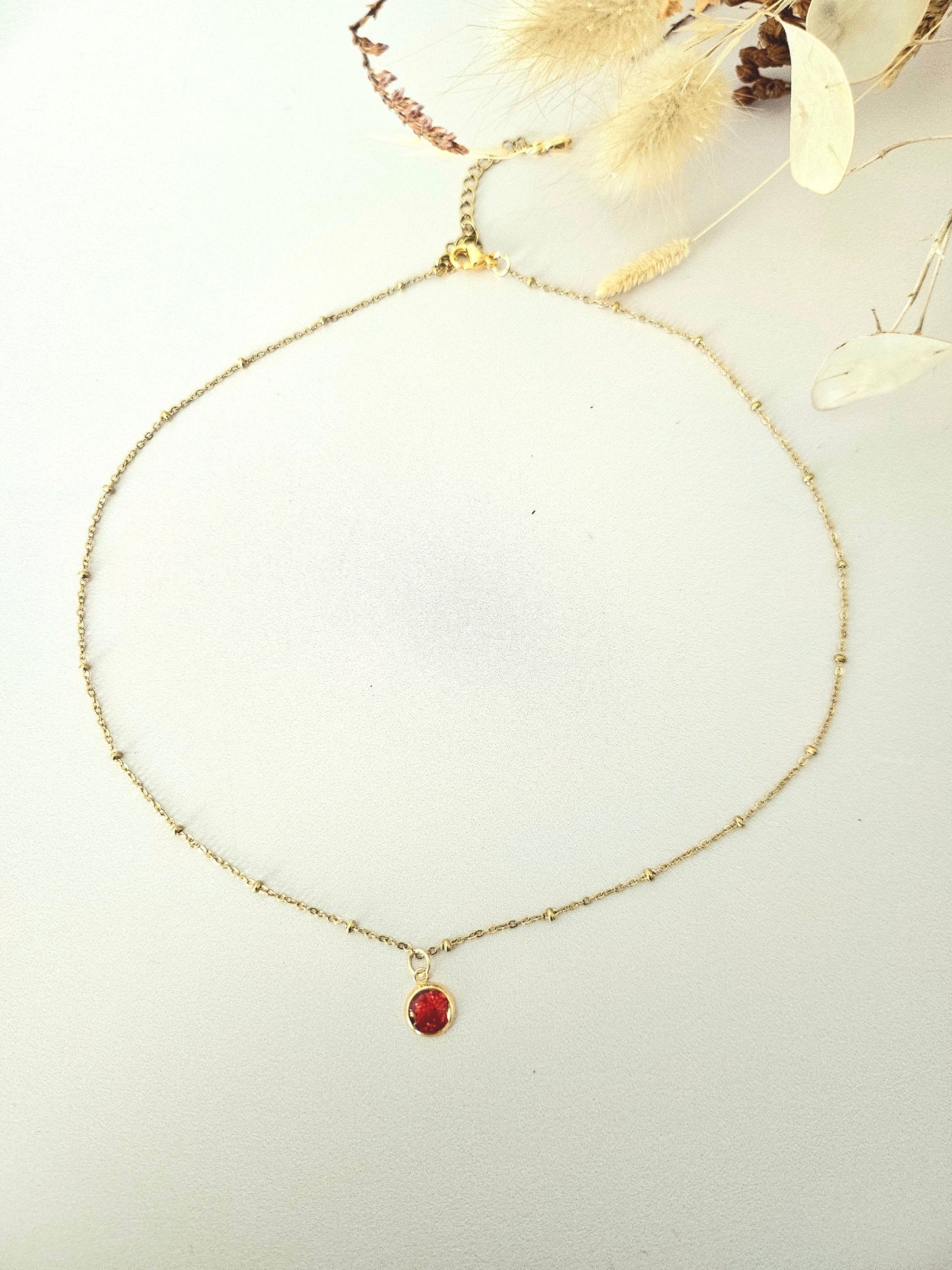 Collier en résine holographique – Élégance artisanale au quotidien