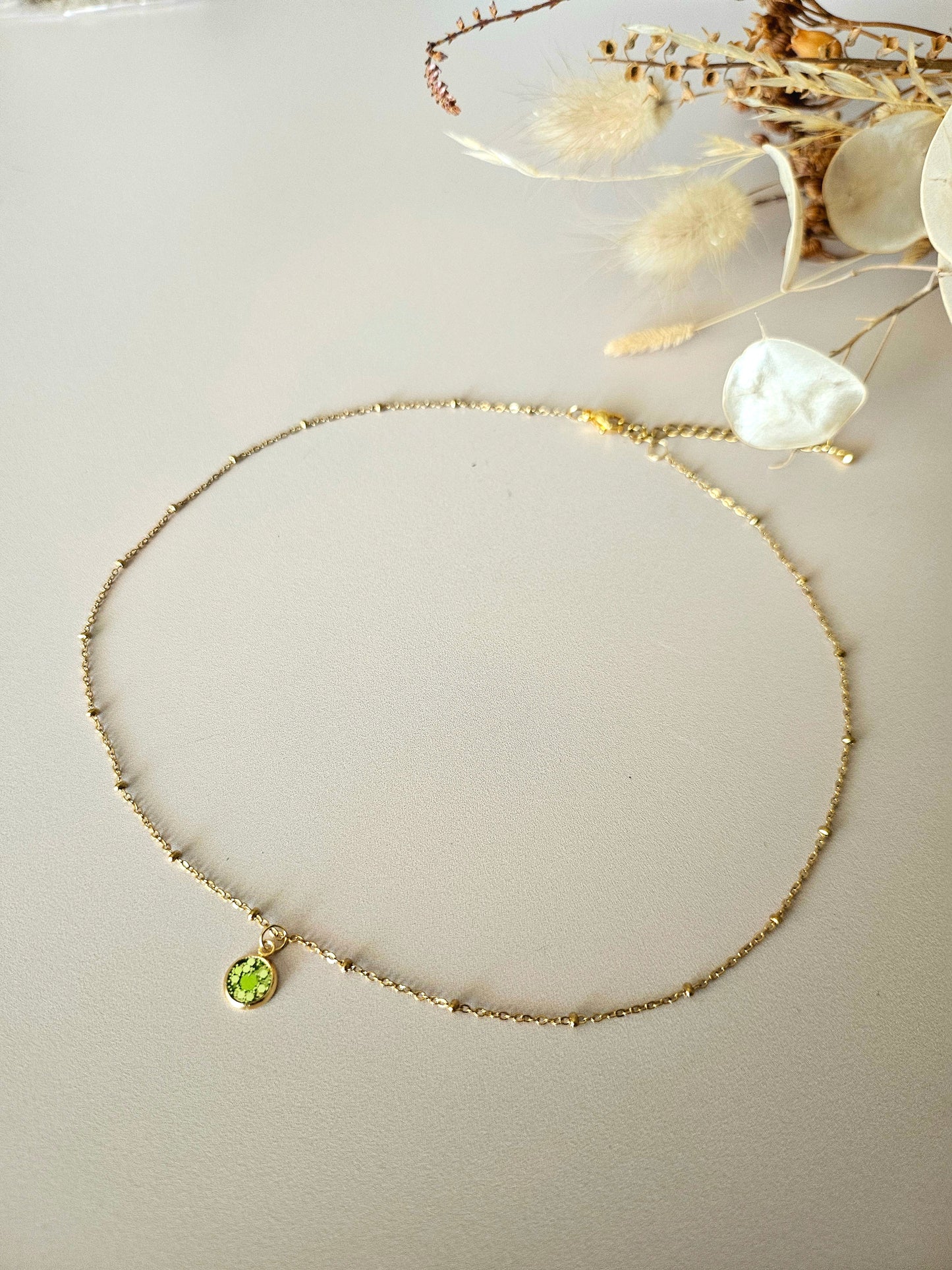 Collier en résine holographique – Élégance artisanale au quotidien
