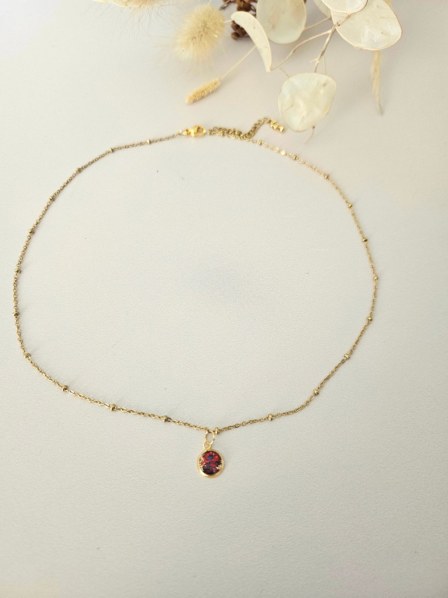 Collier en résine holographique – Élégance artisanale au quotidien