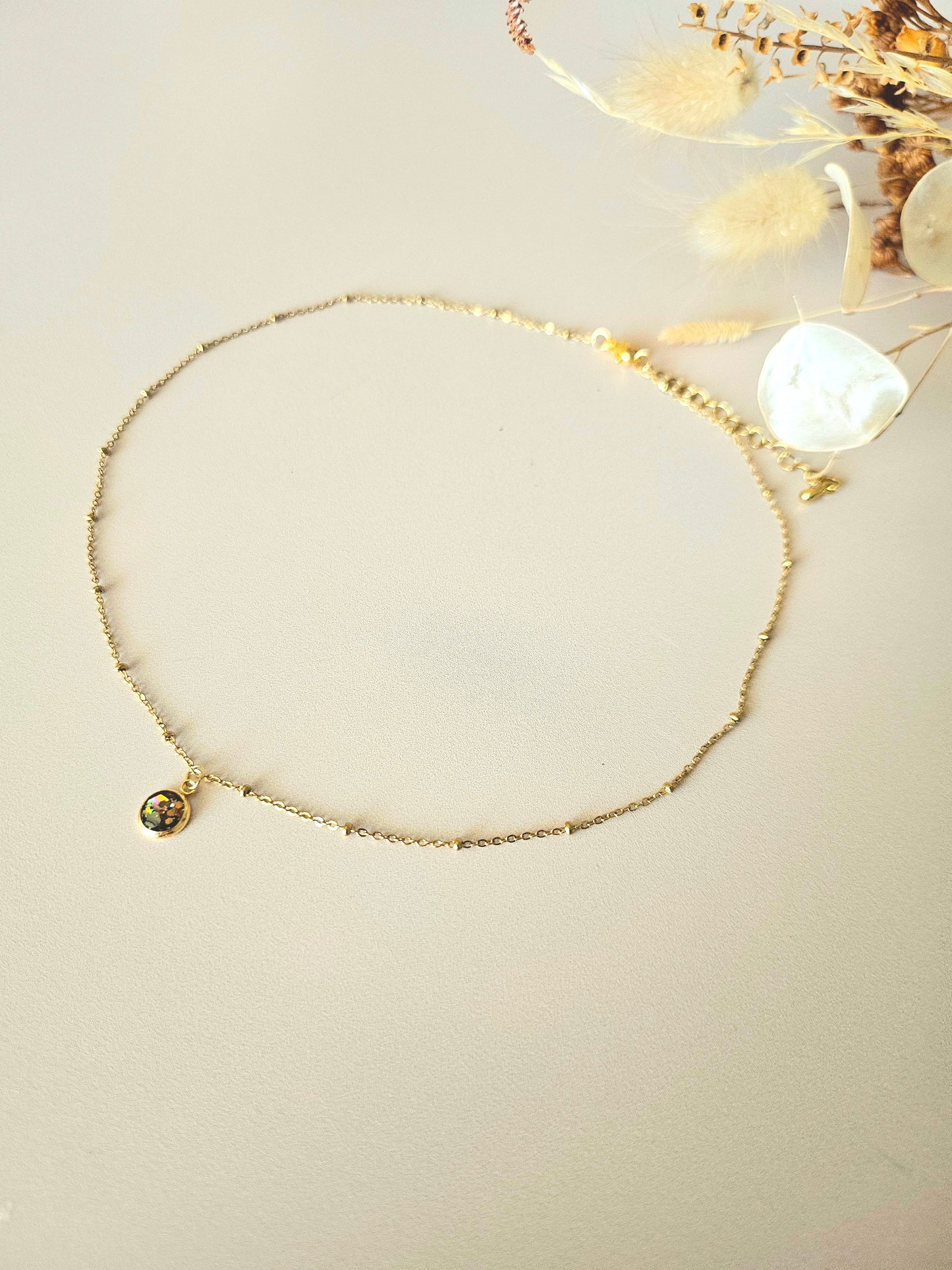 Collier en résine holographique – Élégance artisanale au quotidien