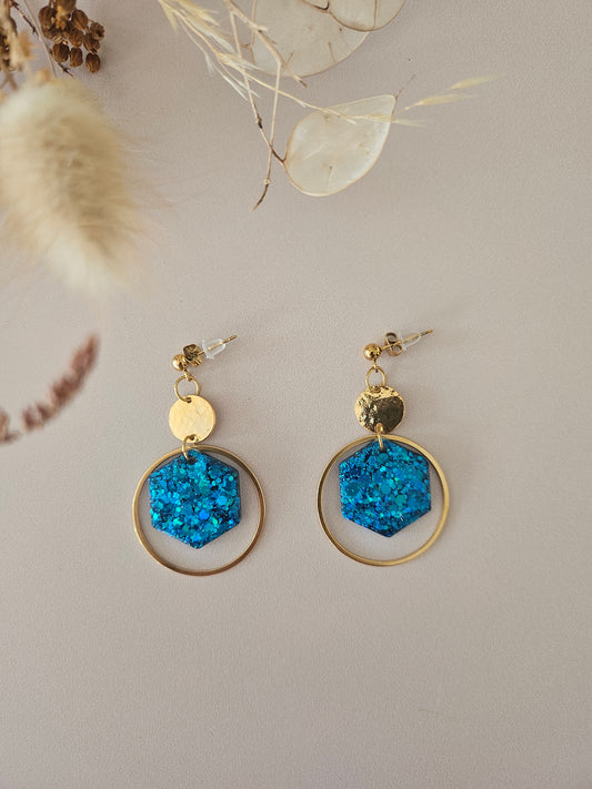Boucles oreilles créoles hexagone résine bleue et dorée