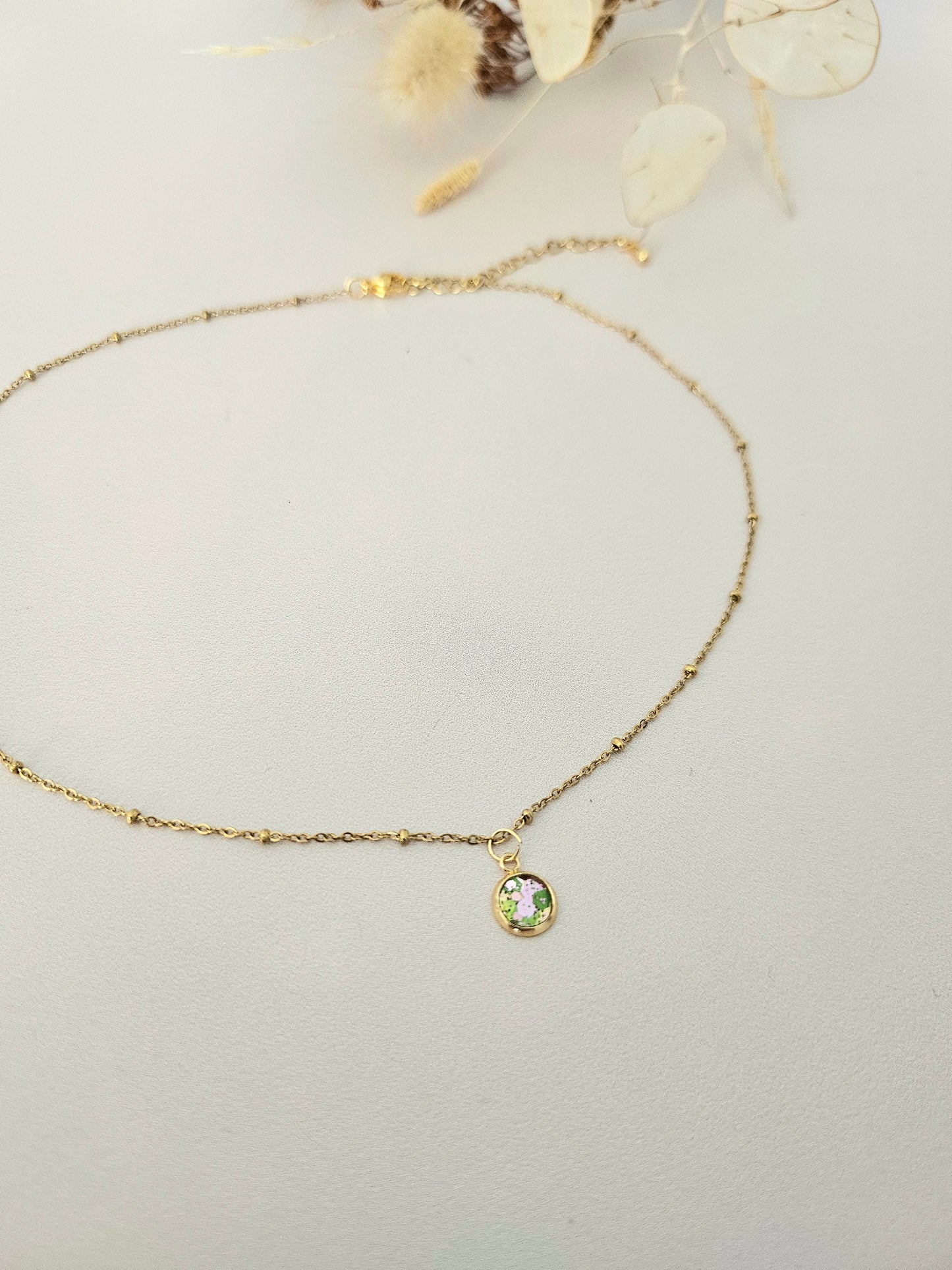 Collier en résine holographique – Élégance artisanale au quotidien